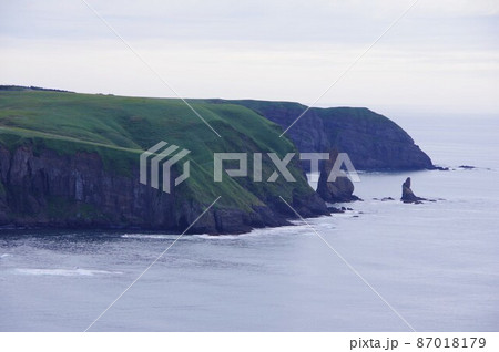 北海道厚岸町 あやめヶ原のチンベ展望台からハサミ岩を望む 北海道厚岸町 あやめヶ原のチンベ展望台からハサミ岩を望む 87018179