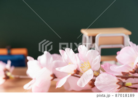 入学と卒業イメージ 学校の教室のミニチュア 入学と卒業イメージ 学校の教室のミニチュア 87018189