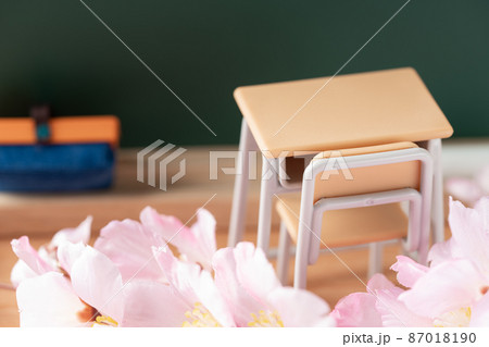 入学と卒業イメージ　学校の教室のミニチュア 87018190