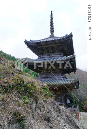 【瀬戸内三十三観音霊場】第十番　国の重要文化財・福生寺三重塔の初冬の風景1　岡山県備前市 87018198