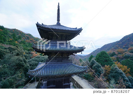 【瀬戸内三十三観音霊場】第十番　国の重要文化財・福生寺三重塔の初冬の風景6　岡山県備前市 87018207