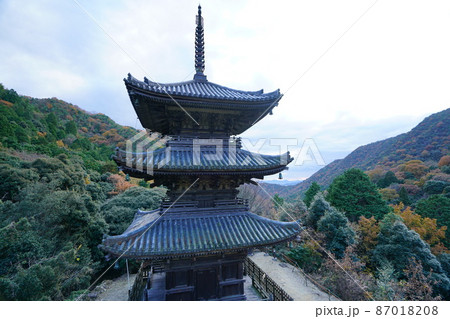 【瀬戸内三十三観音霊場】第十番　国の重要文化財・福生寺三重塔の初冬の風景7　岡山県備前市 87018208