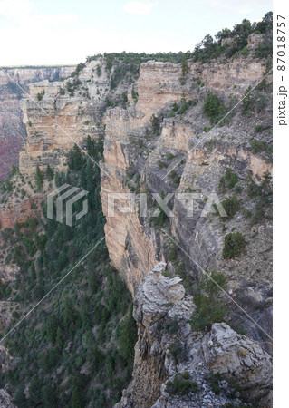 アリゾナ州 グランドキャニオン マーサーポイント 崖 アリゾナ州 グランドキャニオン マーサーポイント 崖 87018757