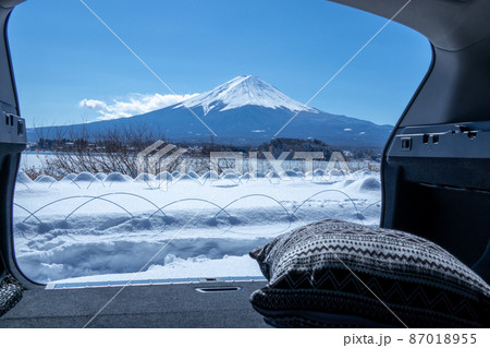 車のリアゲートからのぞむ富士山と雪景色 車中でのリラックスタイム 車のリアゲートからのぞむ富士山と雪景色 車中でのリラックスタイム 87018955