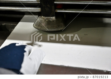 シャーリングで作業をする男性作業員　製造業　せん断機　 87019213