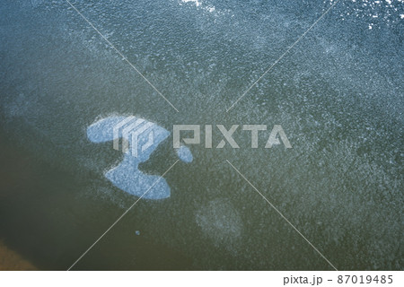 氷の下に閉じ込められた空気【冬の諏訪湖】 氷の下に閉じ込められた空気【冬の諏訪湖】 87019485