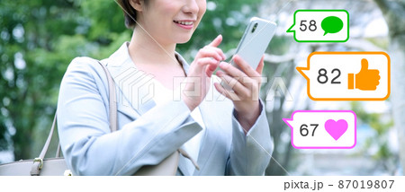 いいね！に喜ぶ女性会社員のイメージ 87019807