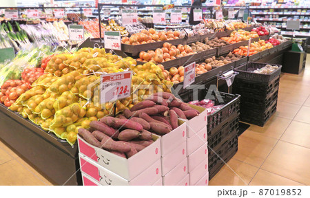 スーパーマーケット野菜売り場 スーパーマーケット野菜売り場 87019852