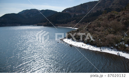 雪の積もる箱根と芦ノ湖の空撮 87020132