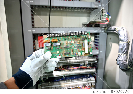 配電盤内の基板を交換する作業員 プリント基板 半導体 製造業 配電盤内の基板を交換する作業員 プリント基板 半導体 製造業 87020220