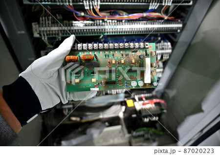 配電盤内の基板を交換する作業員 プリント基板 半導体 製造業 配電盤内の基板を交換する作業員 プリント基板 半導体 製造業 87020223