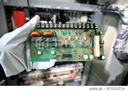 配電盤内の基板を交換する作業員 プリント基板 半導体 製造業 配電盤内の基板を交換する作業員 プリント基板 半導体 製造業 87020224