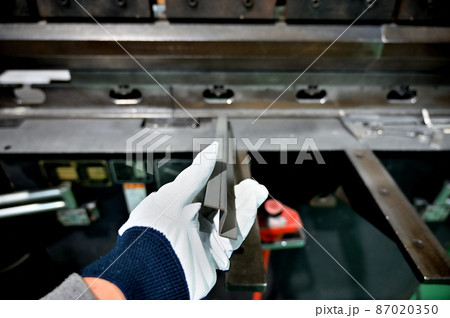 ベンダーで曲げ加工をする作業員　プレスブレーキ　工場　製造業 87020350