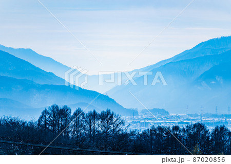霧がかかった山と松本市 87020856