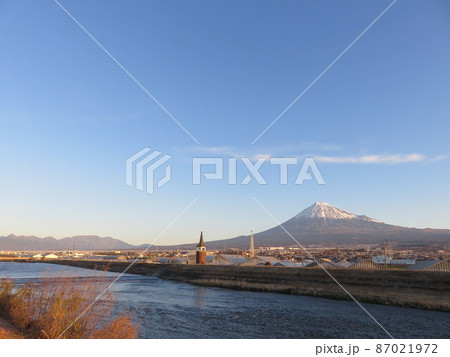 静岡県富士市から見える冬の富士山 87021972