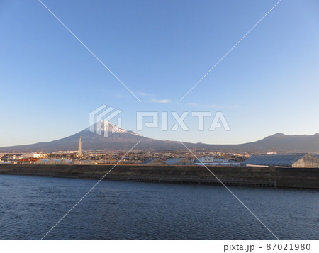 静岡県富士市から見える冬の富士山 87021980