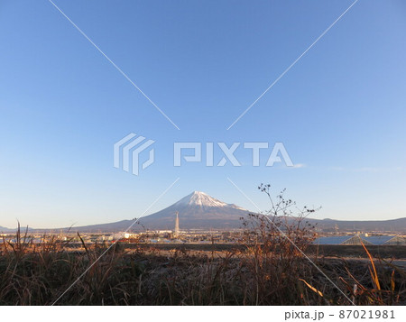 静岡県富士市から見える冬の富士山 87021981