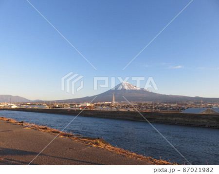 静岡県富士市から見える冬の富士山 87021982