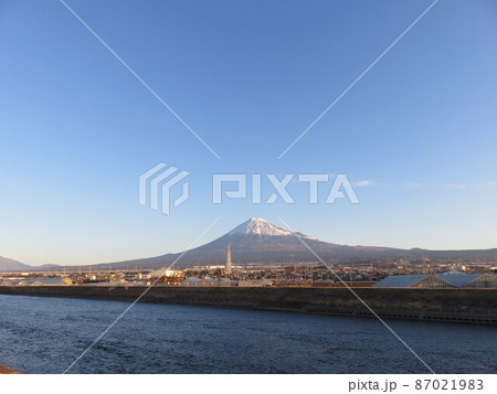 静岡県富士市から見える冬の富士山 87021983