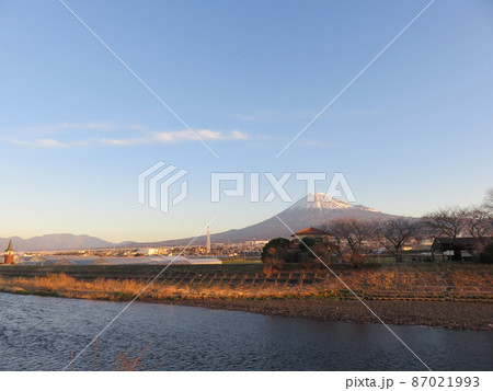 静岡県富士市から見える冬の富士山 静岡県富士市から見える冬の富士山 87021993
