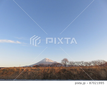 静岡県富士市から見える冬の富士山 静岡県富士市から見える冬の富士山 87021995