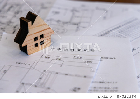 木製の小さなおうちと工事請負契約書と設計図 87022384