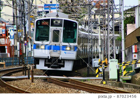 小田原・新宿へ向け快走する通勤電車 小田原・新宿へ向け快走する通勤電車 87023456