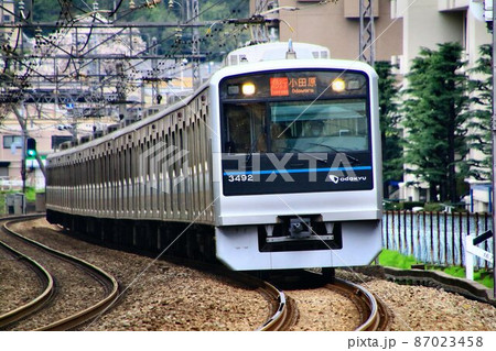 小田原・新宿へ向け快走する通勤電車 小田原・新宿へ向け快走する通勤電車 87023458