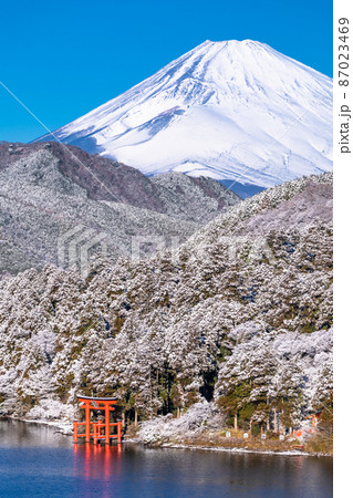 《神奈川県》富士山・雪景色の箱根芦ノ湖 87023469