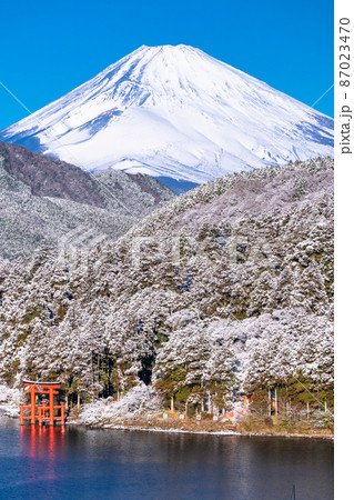 《神奈川県》富士山・雪景色の箱根芦ノ湖 87023470