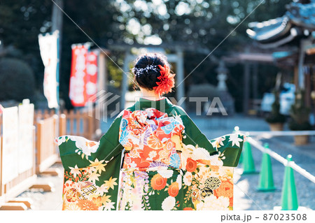 着物を着た女性の後ろ姿 87023508