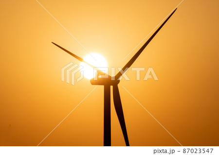 夕陽と風力発電【福岡県】 87023547