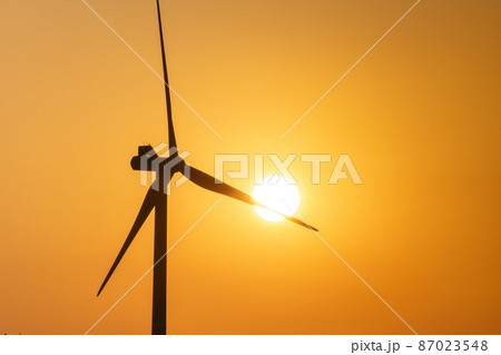 夕陽と風力発電【福岡県】 夕陽と風力発電【福岡県】 87023548