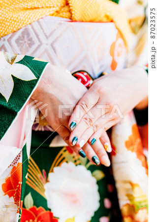 綺麗なネイルと着物を着た女性 綺麗なネイルと着物を着た女性 87023575