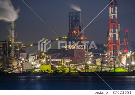 洞海湾を望む美しい北九州の工場夜景 洞海湾を望む美しい北九州の工場夜景 87023651