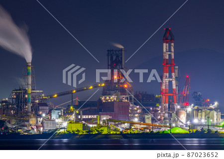 洞海湾を望む美しい北九州の工場夜景 洞海湾を望む美しい北九州の工場夜景 87023652