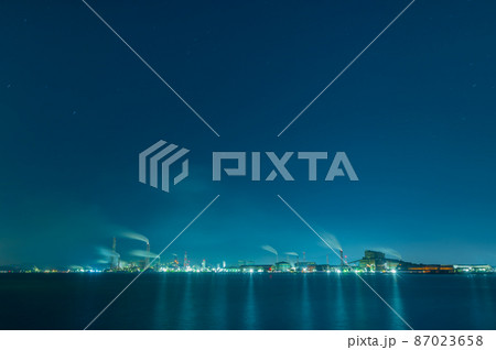 洞海湾を望む美しい北九州の工場夜景 87023658