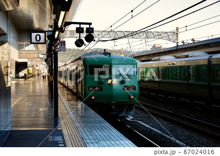京都駅のプラットフォームの様子 京都駅のプラットフォームの様子 87024016