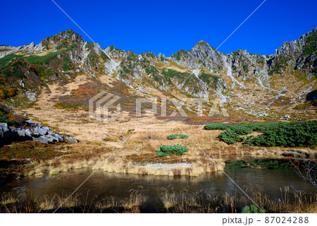 紅葉の木曾駒ケ岳　千畳敷カールと剣ヶ池　10月 87024288