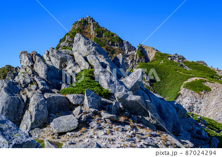 木曾駒ケ岳紅葉の宝剣岳　10月 87024294