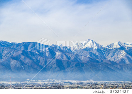 冬の北アルプスと町並み 87024427