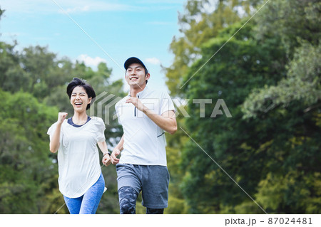 ジョギングをするカップル 87024481