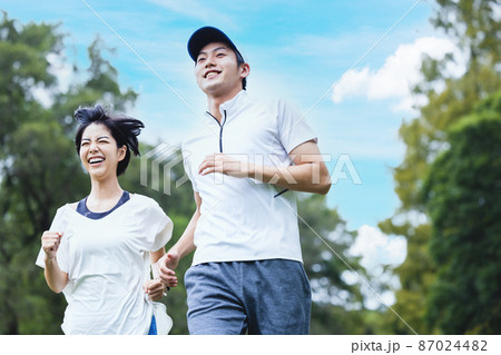 ジョギングをするカップル 87024482