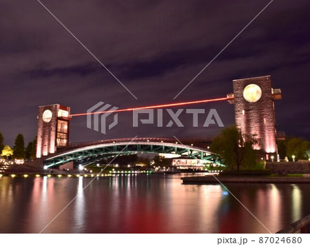ライトアップされた運河の橋 ライトアップされた運河の橋 87024680