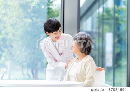 シニアと医療関係者　撮影協力「LINK FOREST」 87024694