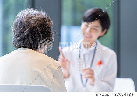 シニアに薬を渡す薬剤師　撮影協力「LINK FOREST」 87024732