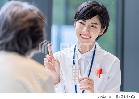 シニアに薬を渡す薬剤師 撮影協力「LINK FOREST」 シニアに薬を渡す薬剤師 撮影協力「LINK FOREST」 87024735