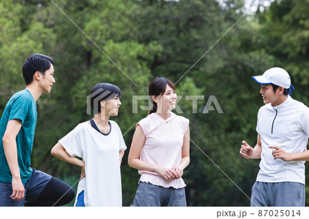 スポーツウェアの男女 スポーツウェアの男女 87025014