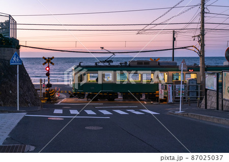 《神奈川県》海沿いの江ノ電・早朝の鎌倉高校前の踏み切り 87025037