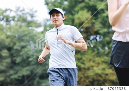 ジョギングする男性 ジョギングする男性 87025328